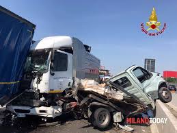 Quattro morti tra cui due bambini. Milano Incidente Sull A4 Schianto Tra Un Furgone E Un Camion Un Morto E Due Feriti Gravi