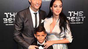 Die nachricht richtet sich an nicht weniger als 300 millionen fans. Verdachtiger Ring Cristiano Ronaldo Georgina Verlobt Promiflash De