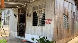 Karena, keberadaan taman bisa membuat rumah kamu semakin cantik dan asri nantinya. 7 Potret Rumah Kayu Yang Viral Luarnya Sederhana Tapi Dalamnya Keren Foto 1