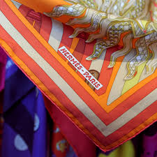 Suivez l'évolution de l'épidémie de coronavirus / covid19 dans le monde. In The Fight Against Coronavirus The Hermes Scarf Becomes An Unlikely Weapon Gq
