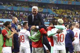 Švýcarští fotbaloví reprezentanti a jejich trenér vladimir petkovič se vzdali části prémií, které jim letos měla vyplatit národní federace. 3al5b8oo4manym