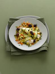 Arrivi a casa, padella sul gas, un filo d'olio, filetto di branzino in padella, pomodorini… no. Filetti Di Orata In Guazzetto Di Zucchine Olive E Pomodoro Sale Pepe