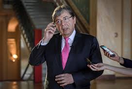 Previously in his career he was mayor of cali, colombia's ambassador to the organization of american. Carlos Holmes Trujillo Con Ventilacion Mecanica En Uci Rcn Radio