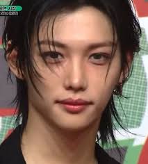 Han con i capelli blu... oh Felix con i capelli neri... Oh mio Dio Hyunjin  con un taglio buzz... Oh mio DIO!!!!!!! Quindi l'ha fatto per togliere il  calore di Felix che