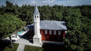 Dünya savaşı sırasında çanakkale savaşları `nda şehit olan 253.000 türk askerin anısına yaptırıldı. Sehitler Abidesi Camisi Essiz Zaferin 104 Yilinda Aciliyor