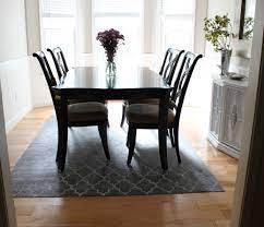 Parkelerinizi daha fazla göstermek için daha küçük ebatlı bir halı mı? Yemek Masasinin Altinda Hali Olmali Mi Resim 1