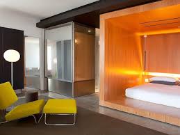 Il Existe Un Endroit A Nyc Dans Lequel Derriere Une Structure De Verre De 10 Etages Enveloppee Dans Une Hotel Design Maison Minimaliste Decoration Minimaliste