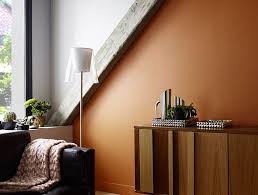 Bicolore Sur Ce Mur Naturellement Separe Par Une Poutre En Bois Le Coloris Cuir Rechauffe Le Gris Ce Dernier Peinture Salon Decoration Maison Peinture Mur