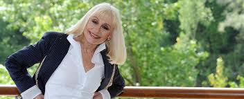 Raffaella carrà, morta lo scorso 5 luglio all'età 78 anni, verrà omaggiata oggi a roma con un lungo corteo che ripercorrerà i luoghi simbolo della sua lunga carriera, in attesa dei funerali. Bqo7ez5qxsdhim