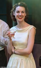 Jenny In Call The Midwife Call The Midwife Midwife Glamour