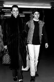 «luca dotto non smette di far parlare di sè e punta già verso le olimpiadi estive di tokyo 2020.» dopo averlo fatto in piscina l'ha fatto anche al di fuori, chiudendo con un categorico #iononstozitto. Audrey Hepburn With Her Youngest Son Luca Dotti C1984 Audrey Hepburn Sons Audrey Hepburn Style Audrey Hepburn