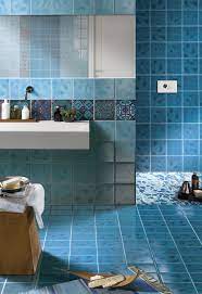 Un Bagno Prezioso Dove I Toni Dell Azzurro Mare E Del Turchese Abbamar Si Rincorrono Nelle Superfici Cerami Bagno Arredamento Bagno Disegni Piastrelle Da Bagno