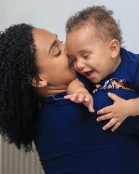 A fotografia é a literatura do olhar!”📷📖 Ensaio de fotos na natureza,  leve e espontâneo. #camera #fotografia #natureza #livros #ensaiofotográfico