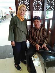 Walaupun angklung ialah alat musik tradisional tetapi alat musik ini juga biasa dimainkan bertepatan dengan alat musik modern yang lain. Siter Kecapinya Orang Jawa Tengah Kompasiana Com