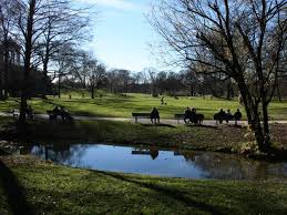 Der englische garten befindet sich im herzen münchens und ist mit einer fläche von 4,17 km² eine der größten innerstädtischen grünanlagen der welt. Munchen Englischer Garten