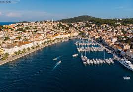 Mali losinj is undoubtedly the major attraction of losinj island largely because of its stunning the protected bay is separated from mali losinj harbour by a fragrant forest of towering pines which. Mali Losinj Insel Losinj Kroatien Ferienwohnungen Hotels Reisen Urlaub Tourist Info
