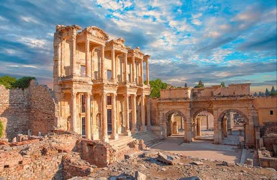 ????????以弗所/艾菲索斯(Efes/Ephesus)位於伊茲米爾(Izmir)省的塞爾丘克(Selcuk)，是土耳其最重要和保存最完好的古城之一。宏偉的 古城包含了最為人所知的塞爾瑟斯圖書館(Library of Celsus)、能容納兩萬人以上的露天劇場、哈德良神廟(Temple of  Hadrian)和古代世界七大奇蹟之 ...