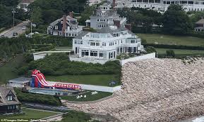 According to vogue magazine, taylor swift purchased this stunning home in watch hill, rhode island in 2013. Taylor Swift S Dad Scott Becomes The Toast Of The Town Daily Mail Online