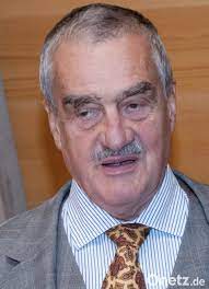 Karel schwarzenberg is the prince of schwarzenberg, duke of krumlov, former first deputy prime minister and minister of foreign affairs of the czech republic and honorary chairman of top 09 party. Furst Karel Schwarzenberg Feiert An Diesem Sonntag Seinen 80 Geburtstag Adlige Nervensage Onetz