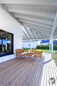 Uberdachte Terrasse Von Baufritz Alle Infos Zum Haus Mit Einem Klick Auf Das Bild Erhalten Holzveranda Terrasse Mit Holzboden Holzhaus Holzmobel In 2020 Uberdachte Terrasse Baufritz Hintergarten