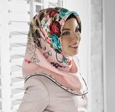 Etiketler Ipek Esarp Aker Ipek Esarp Indirimli Ipek Esarplar Floral Silk Scarf Fashion Model