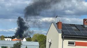 Gęste kłęby dymu. Płonie hala pod Poznaniem