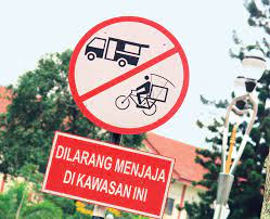 Pt kereta api indonesia (kai) menerapkan pedoman new normal atau tatanan hidup baru selama wabah penumpang ka lokal, tidak diperbolehkan berbicara di dalam kereta untuk menghindari penularan supaya rezeki enggak mampet, jangan letakkan benda ini di depan pintu rumah. Road Signs In Malaysia What Do They All Mean Expatgo