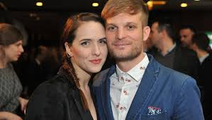 Nézd meg, mi mindent talált kárász róbert (krszrbert) a pinteresten, a világ legnagyobb ötletgyűjteményében. Karasz Robert Szakitott Parjaval Aki Miatt Elhagyta A Csaladjat Bulvar Info