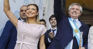 Yáñez convive desde hace unos tres años con fernández en el departamento que ocupa el candidato en el edificio. La Primera Dama De Argentina Plagia Presuntamente 20 Paginas De Wikipedia Para Su Tesis