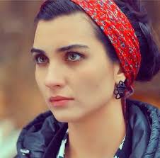Pin De Kathrin Jordan En Tuba Buyukustun Kara Para Ask Peinado Y Maquillaje Peluqueria Y Belleza