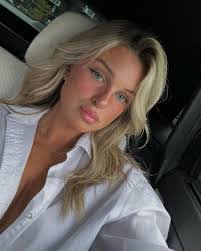 Alicia Poulin's Instagram, Twitter & Facebook