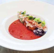 L'astice alla catalana è una pietanza semplice ma molto gustosa, formata da polpa di astice mista a pomodori e cipolla rossa, può essere servita sia come antipasto che come secondo piatto, e può essere realizzata anche con un altro pregiato crostaceo: A Mare Astice Alla Catalana Mangiare Bene