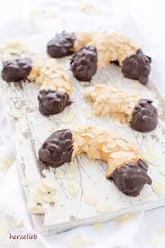 Rezept Fur Leckere Mandelhornchen Mit Schokoladenspitzen Von Herzelieb Mandelhornchen Rezept Kuchen Rezepte Kekse Rezept Einfach
