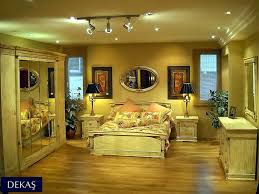 Krem Rengi Patine Cilasi Ve Antiklestirilmis Altin Varak Detaylariyla Medea Yatak Odasi 6 Kapili Gardrobu Yatagi 2 Adet Komodini Aynalar Yatak Odasi Mobilya