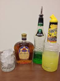 Caramel apple sucker cocktail using apple cider and crown royal apple whiskey! How To Make A Green Apple Jolly Rancher Cocktail B C Guides
