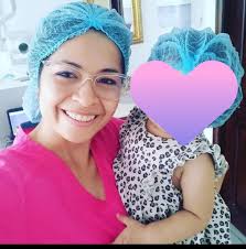 Una madre en San Pedro Sula, Honduras, at@có a su hija de tres años con un  arm@ blanca, causándole una herida m0rt@l en el cue3llo. La niña,  identificada como Ana Paula Reyes