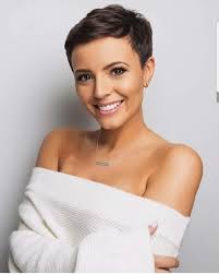 Quelle coupe pour visage rond ? Epingle Par Christian Biamont Sur Hairables Coupe De Cheveux Courte Cheveux Courts Visage Rond Cheveux Courts