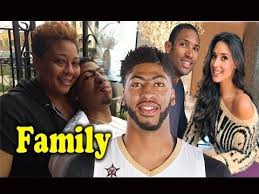 Getty anthony davis #3 of the los angeles lakers reacts with his daughter nala after winning the 2020 nba championship over the miami heat in game six of the 2020 nba finals. Nba Player Anthony Davis Family Photos With Parents Sister And Girlfrien Anthony Davis Royal Challengers Bangalore Nba Players