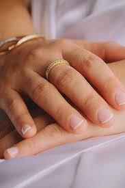 Los anillos de compromiso de diamantes se generalizaron gracias al auge de la extracción de diamantes en sudáfrica. 5 Estilos De Manicure Para La Novia Anillo De Matrimonio Matrimonio Anillos De Compromiso
