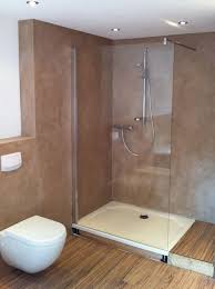 Der fliesenkleber wird auf die rückseite der fliese aufgetragen und dann an die wand gedrückt. Pin Von Real Estate Alchemyst Auf Tadelakt Modern Moderne Architektur Dusche Kalkputz