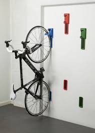 Un Rangement Velo Nous Allons Vous Aider 75 Idees Archzine Fr Range Velo Rangement Velo Appartement Velo Maison