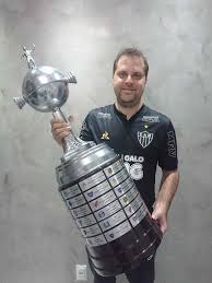 Navegue pelos escudos, veja as informações de cada clube e escolha o campeão! Taca Libertadores