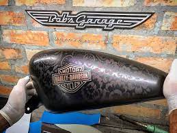 Nesta Pintura Foi Utilizada A Tecnica De Stencil De Renda No Fundo Deste Tanque De Harley Davi Harley Davidson Harley Davidson Bikes Harley Davidson Sportster