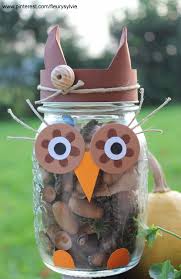 Un Petit Hibou Bricole Avec Les Enfants Un Bocal Rempli De Petits Tresors Trouves Lors D Une Promenade En Foret Htt Basteln Herbst Bastel Herbst Bastelideen