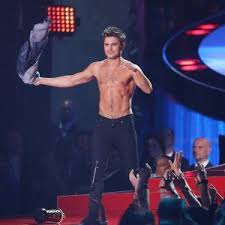 Zac Efron Table Dancing To Wiggle Is A Gift To Us All Zac Efron Shirtless Zac Efron Zac Efron Pictures