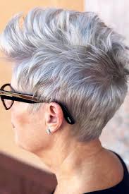 Voor Alle Dames Met Een Bril Deze Korte Modellen Zijn Leuk Voor Jullie Kapsels Voor Haa Kapsels Voor Kort Haar Kort Kapsel Dames Met Bril Kort Haar Kapsels