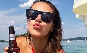 Последние твиты от esther sedlaczek (@esthersedlaczek). Nach Foto Im Hauchdunnen Bikini Esther Sedlaczek Sorgt Fur Bier Arger Am Starnberger See