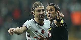 Fırat aydınus'un yönettiği beşiktaş karşılaşmalarında sarı kartlar dikkat çekiyor. Carsi Dan Firat Aydinus Paylasimi Emredileni Degil Gordugunu Cal
