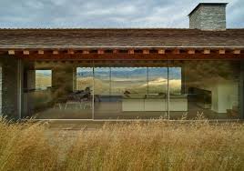 Melange D Architecture Americaine Et Europeenne Pour Cette Maison Du Studio Mclean Quinlan Journal Du Design Maison En Pierre Maison Architecture