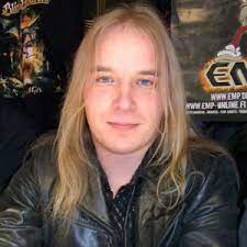 Anette olzon verließ während eines konzerts ihrer band in brasilien weinend die bühne. Emppu Vuorinen Tot 2021 Nightwish Gitarrist Opfer Eines Infamen Geruchts Mediamass